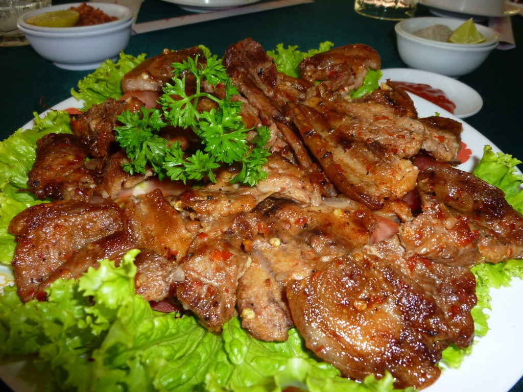 Du khách có thể nếm thử vị thịt nai rừng nướng - món ngon khó cưỡng của núi rừng Tây Nguyên